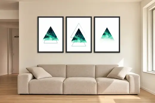 Pôster Trio geométrico de triângulos verde-petróleo emoldurado na parede: sala de estar ampla