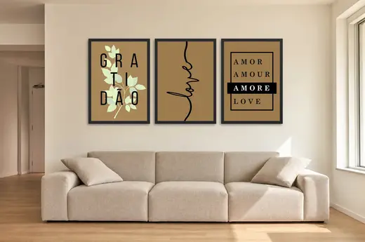 Pôster Trio dourado de amor em quatro idiomas emoldurado na parede: sala de estar ampla