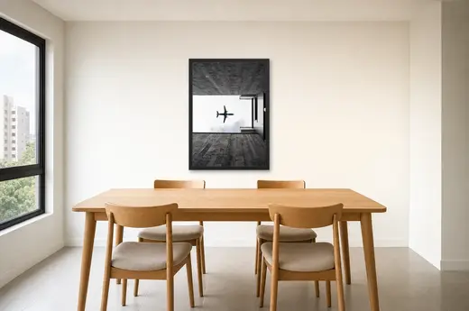 Pôster Avião surreal dentro de um quarto emoldurado na parede: sala de jantar