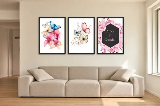Pôster Trio de borboletas e flores com amor e fé emoldurado na parede: sala de estar ampla