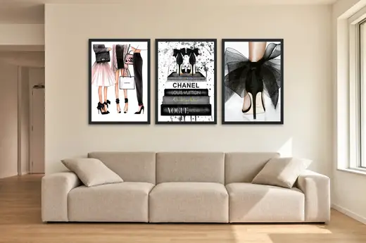 Pôster Trio fashion de scarpins e marcas de luxo emoldurado na parede: sala de estar ampla