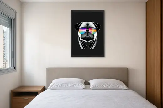 Pôster Pug DJ de óculos coloridos emoldurado na parede: quarto de casal