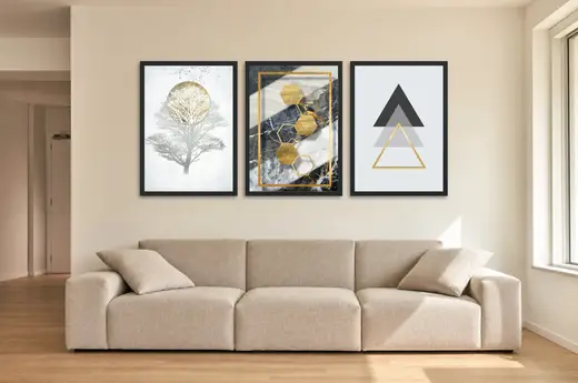 Pôster Trio de lua, hexágonos e triângulos dourados emoldurado na parede: sala de estar ampla