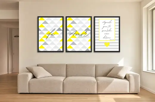 Pôster Trio amarelo de fé, amor e salmo emoldurado na parede: sala de estar ampla
