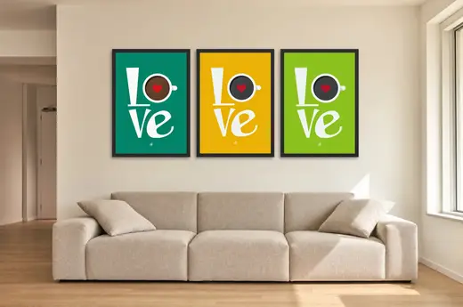 Pôster Trio de love e café em fundo colorido emoldurado na parede: sala de estar ampla