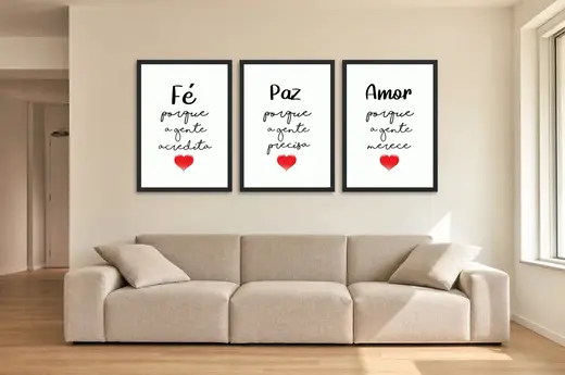 Pôster Trio de fé, paz e amor com coração vermelho emoldurado na parede: sala de estar ampla