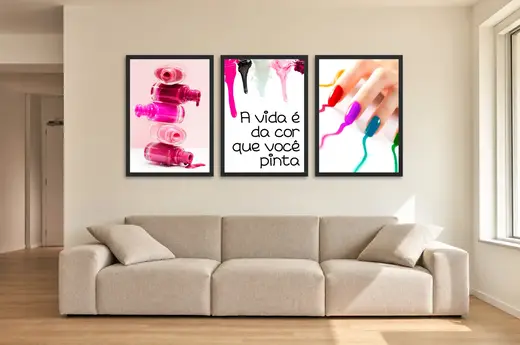 Pôster Trio de esmaltes e unhas coloridas emoldurado na parede: sala de estar ampla
