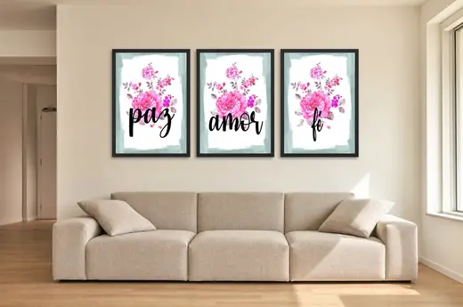 Pôster Trio paz, amor e fé com peônias rosa emoldurado na parede: sala de estar ampla