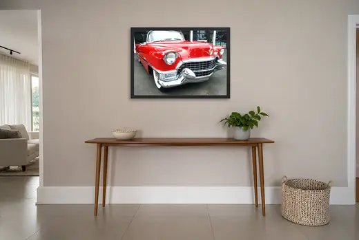 Pôster Cadillac vermelho vintage emoldurado na parede: hall de entrada