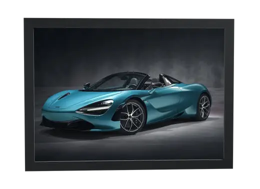 Pôster McLaren azul-turquesa em estúdio emoldurado