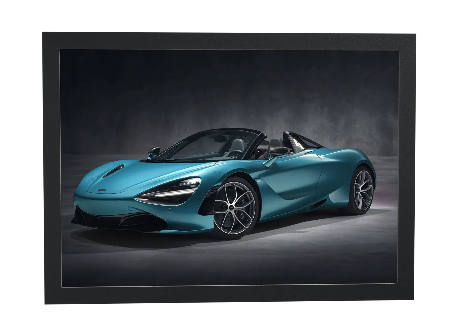 Pôster McLaren azul-turquesa em estúdio emoldurado