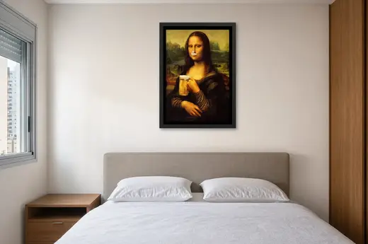 Pôster Mona Lisa com caneca de cerveja emoldurado na parede: quarto de casal