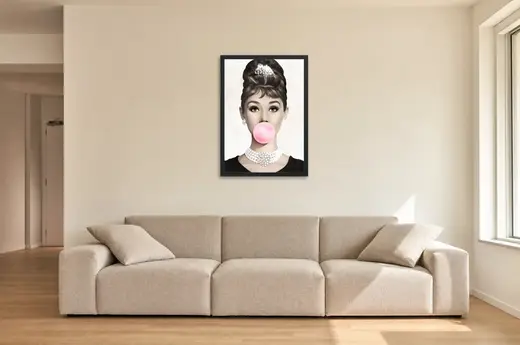 Pôster Retrato pop art com chiclete rosa emoldurado na parede: sala de estar ampla
