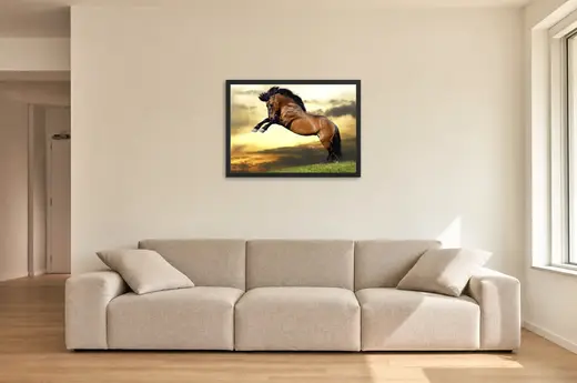Pôster Cavalo empinando ao pôr do sol emoldurado na parede: sala de estar ampla