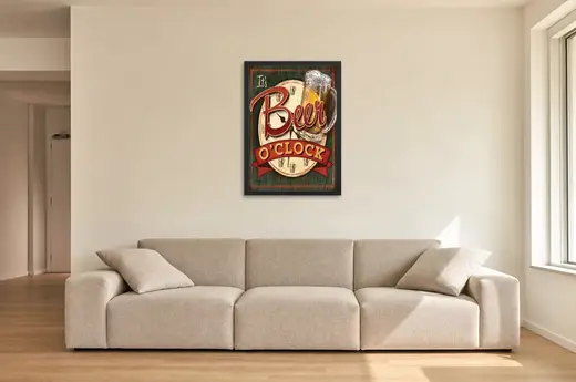 Pôster Relógio vintage de cerveja emoldurado na parede: sala de estar ampla