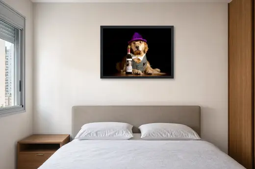 Pôster Golden retriever de chapéu roxo emoldurado na parede: quarto de casal