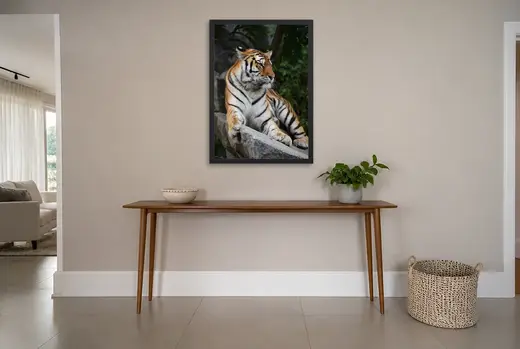 Pôster Tigre deitado sobre a pedra emoldurado na parede: hall de entrada