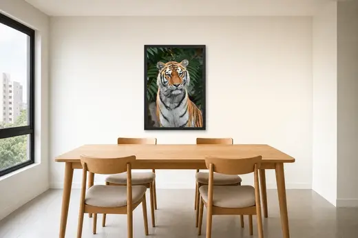 Pôster Tigre sentado entre folhas verdes emoldurado na parede: sala de jantar