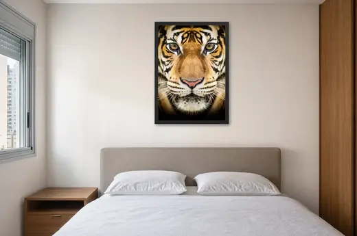 Pôster Rosto de tigre em close emoldurado na parede: quarto de casal