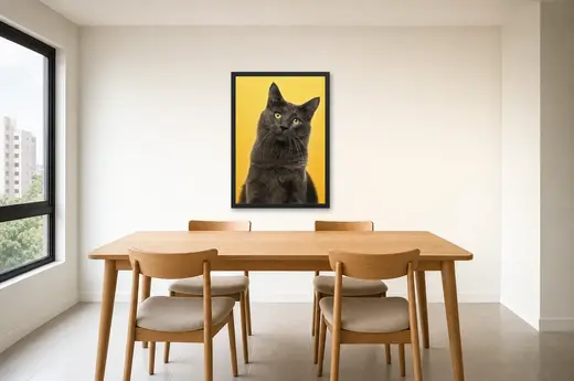 Pôster Gato cinza em fundo amarelo emoldurado na parede: sala de jantar