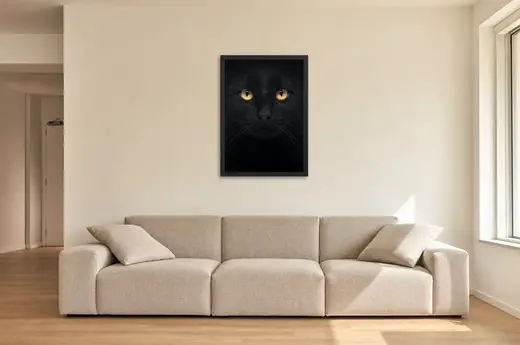 Pôster Gato preto de olhos âmbar emoldurado na parede: sala de estar ampla