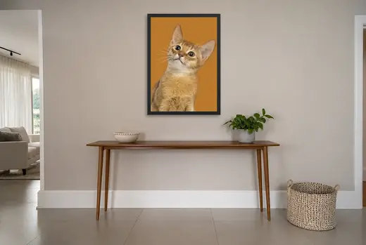 Pôster Gatinho curioso em fundo ocre emoldurado na parede: hall de entrada