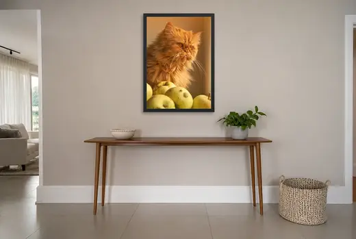 Pôster Gato peludo com maçãs verdes emoldurado na parede: hall de entrada