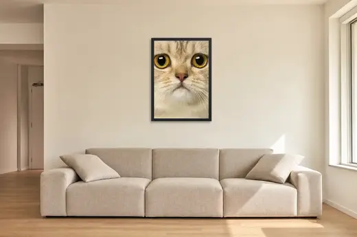 Pôster Gato de olhos grandes em close emoldurado na parede: sala de estar ampla