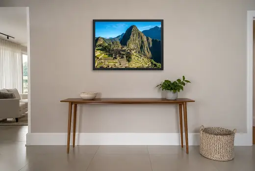 Pôster Machu Picchu sob céu azul emoldurado na parede: hall de entrada