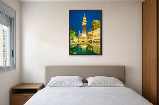 Pôster Torre veneziana dourada à noite emoldurado na parede: quarto de casal