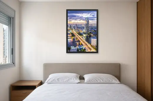 Pôster Cidade ao anoitecer com viaduto iluminado emoldurado na parede: quarto de casal