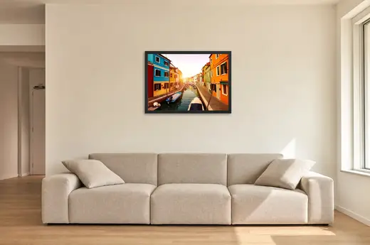 Pôster Canal estreito entre casas coloridas emoldurado na parede: sala de estar ampla