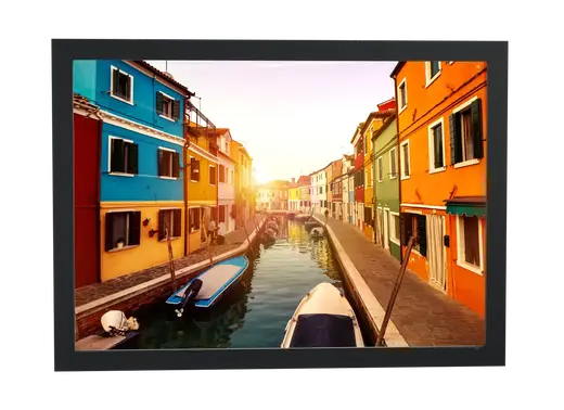 Pôster Canal estreito entre casas coloridas emoldurado