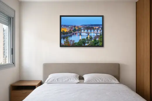 Pôster Pontes de Praga ao anoitecer emoldurado na parede: quarto de casal