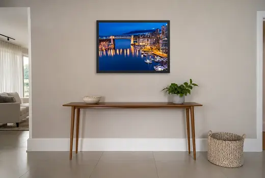 Pôster Marina iluminada e ponte de arco emoldurado na parede: hall de entrada