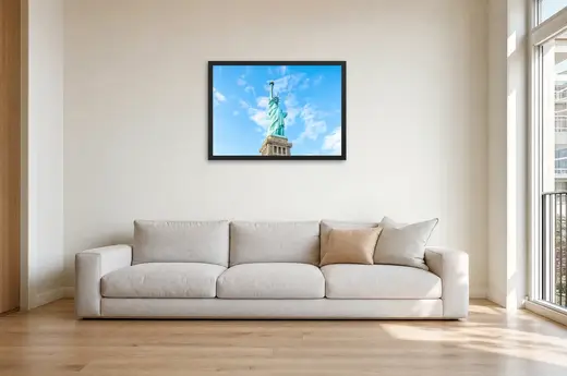 Pôster Estátua da Liberdade no céu azul emoldurado na parede: sala de estar