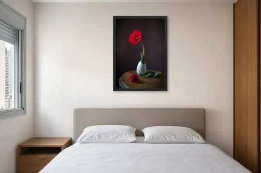 Pôster Tulipa vermelha sobre mesa de madeira emoldurado na parede: quarto de casal
