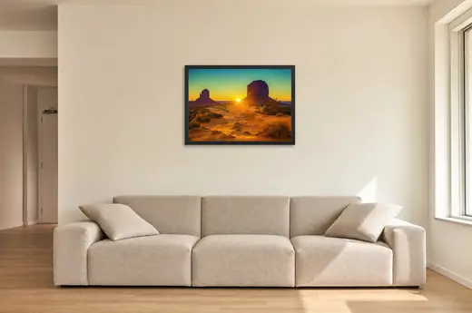 Pôster Monument Valley e o sol baixo emoldurado na parede: sala de estar ampla