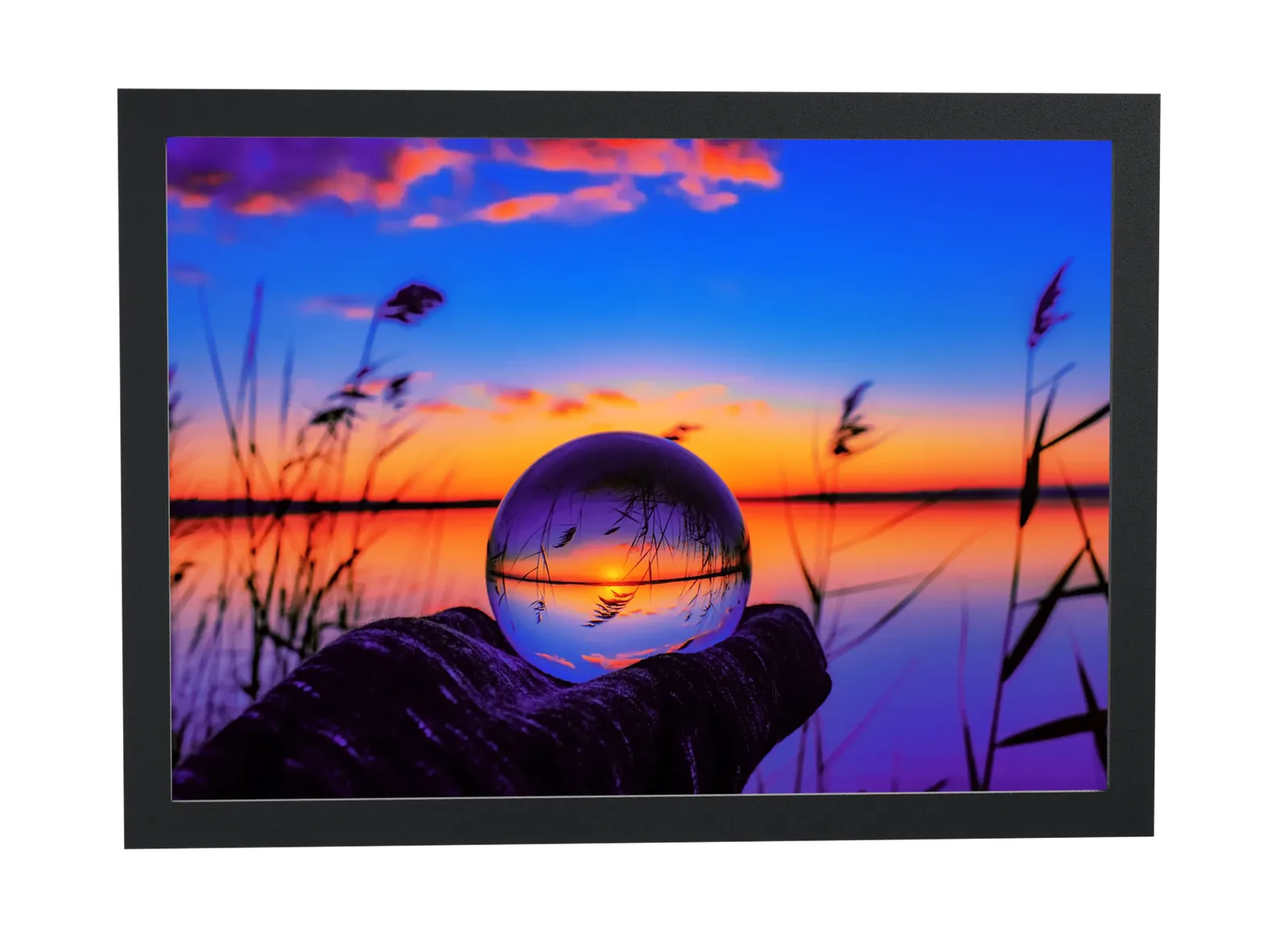 Pôster Esfera de cristal refletindo o lago emoldurado