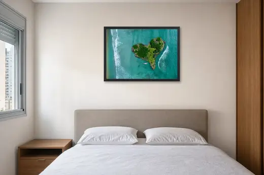 Pôster Ilha em forma de coração emoldurado na parede: quarto de casal