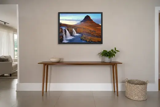Pôster Kirkjufell e cachoeiras no outono emoldurado na parede: hall de entrada
