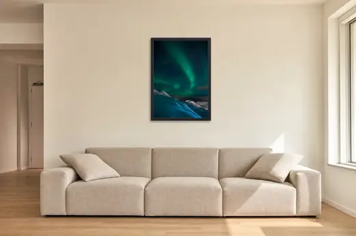 Pôster Aurora verde sobre encostas nevadas emoldurado na parede: sala de estar ampla