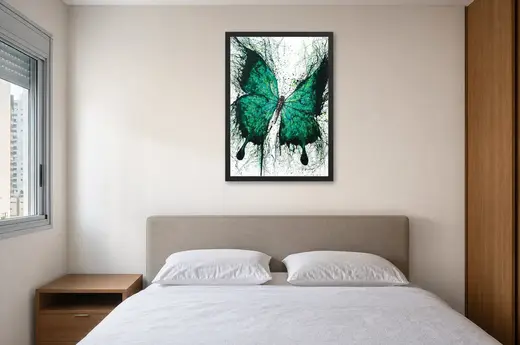 Pôster Borboleta verde com respingos de tinta emoldurado na parede: quarto de casal