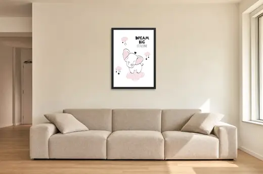 Pôster Elefantinho fofo entre nuvens rosa emoldurado na parede: sala de estar ampla