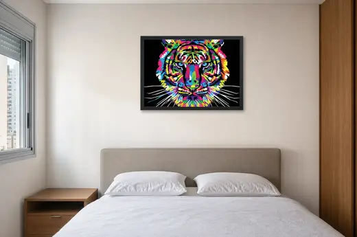 Pôster Tigre pop art em fundo preto emoldurado na parede: quarto de casal
