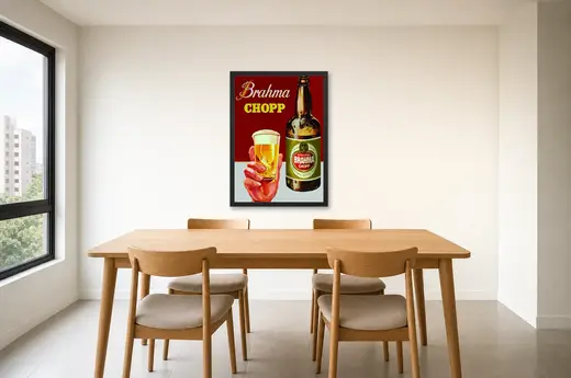 Pôster Brahma Chopp com copo na mão emoldurado na parede: sala de jantar