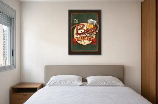Pôster It’s Beer Thirty emoldurado na parede: quarto de casal