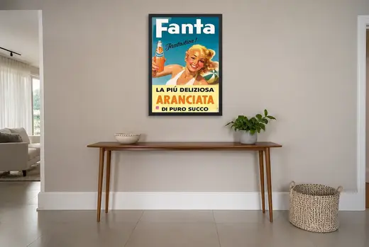 Pôster Pin-up com garrafa de Fanta emoldurado na parede: hall de entrada