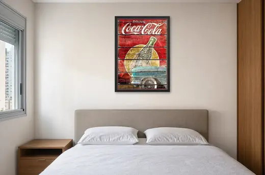 Pôster Coca-Cola pintada na madeira emoldurado na parede: quarto de casal