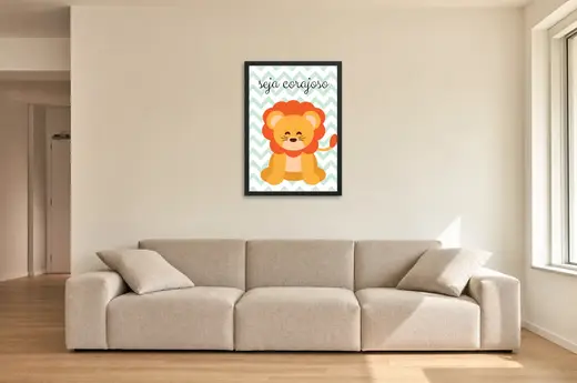 Pôster Leãozinho fofo em desenho infantil emoldurado na parede: sala de estar ampla